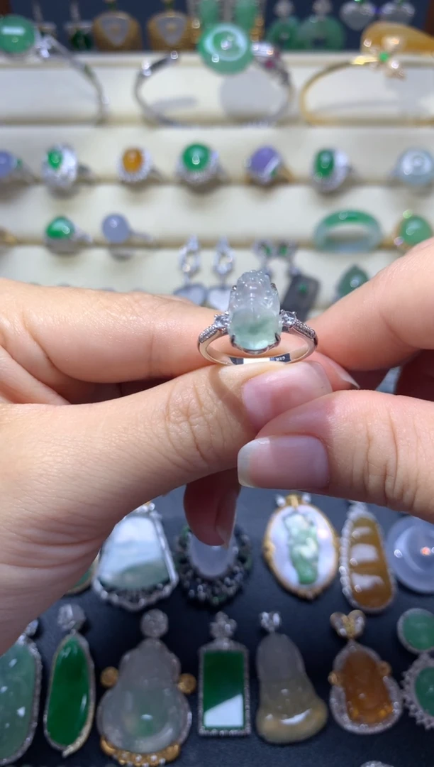 颈饰18K金镶嵌翡翠戒指