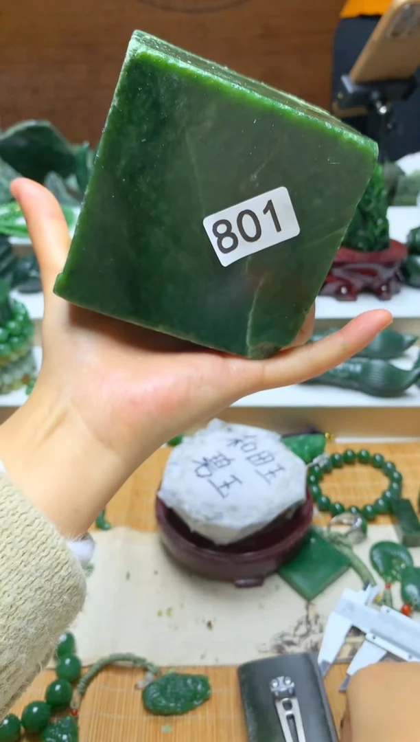 未镶嵌和田玉摆件1