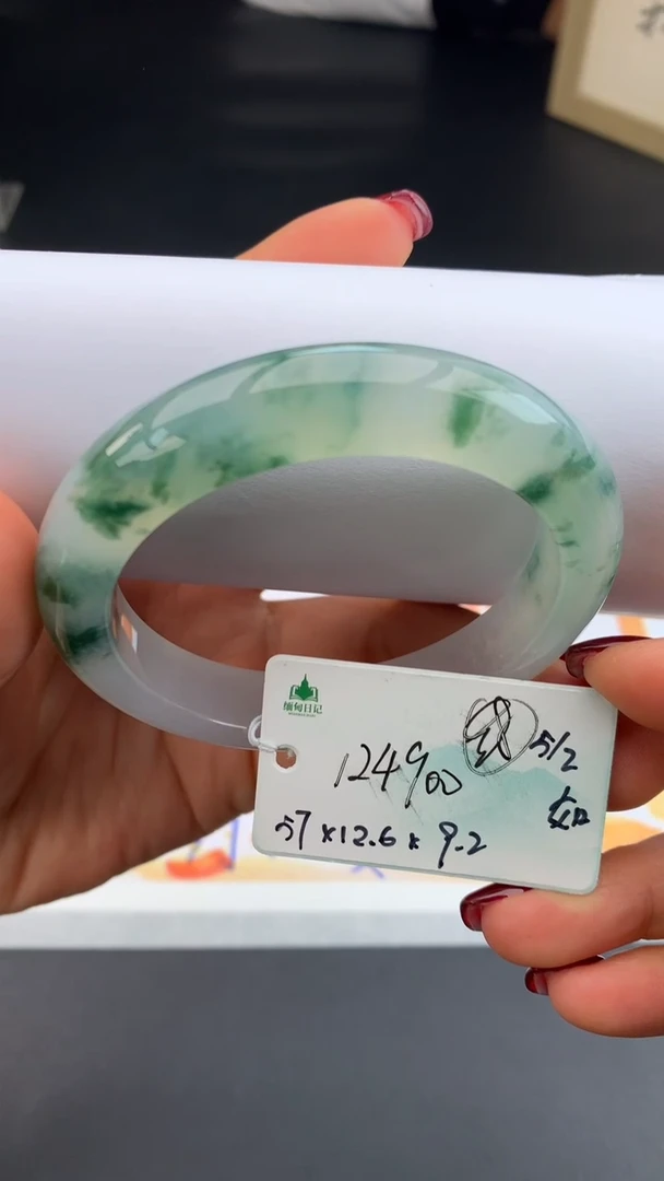 【闪购商品】翡翠手镯未镶嵌#情人节#送礼，下单联系客服核对地址~