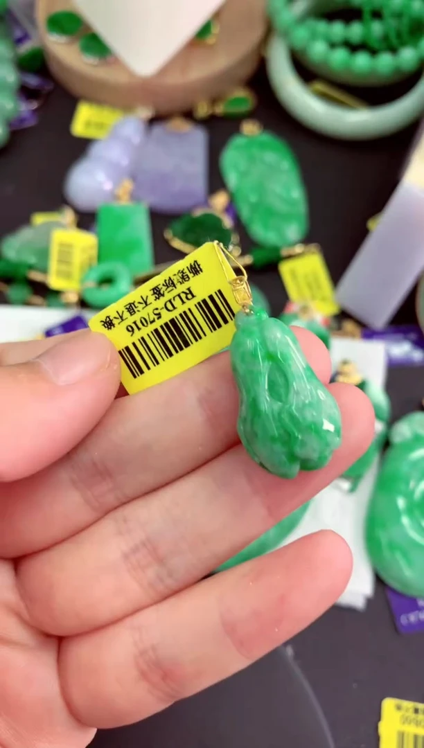 颈饰18K金镶嵌翡翠挂件