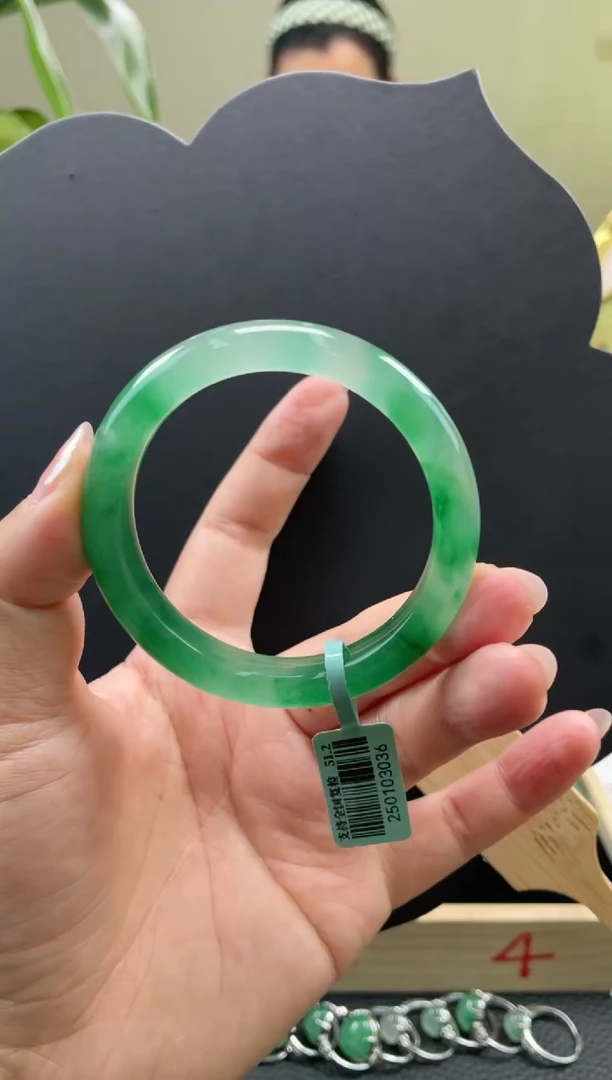 【闪购商品】石英质玉手镯未镶嵌口径51+