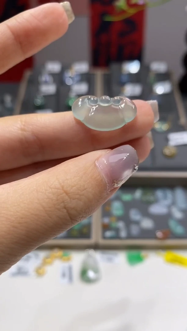 翡翠未镶嵌颈饰如意