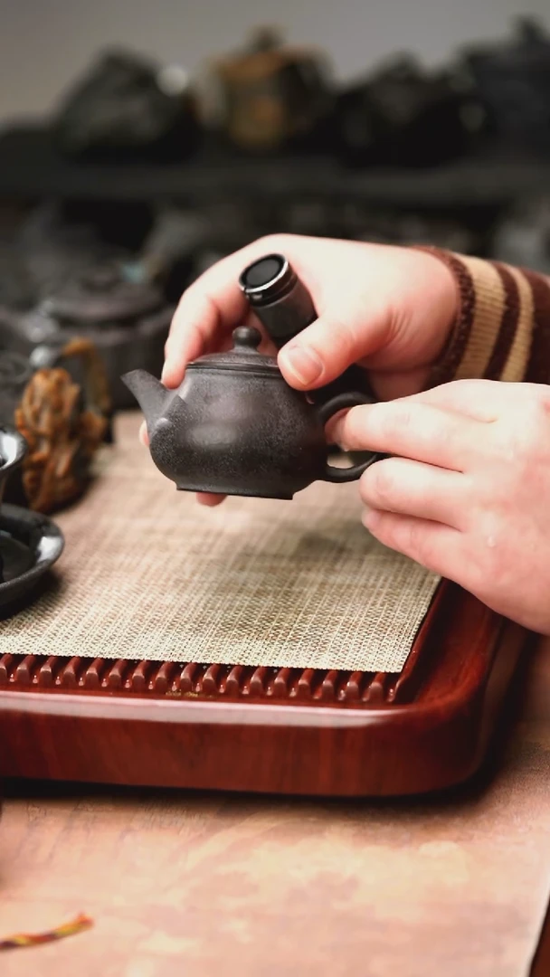 归玉堂冰碛岩重工雕刻透光潘壶120cc