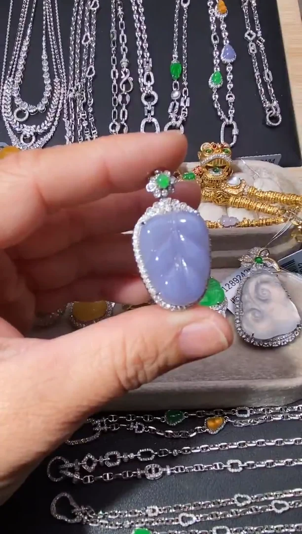 颈饰18K金镶嵌翡翠吊坠