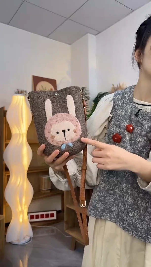 羊毛非遗纯手工包  手机包兔子