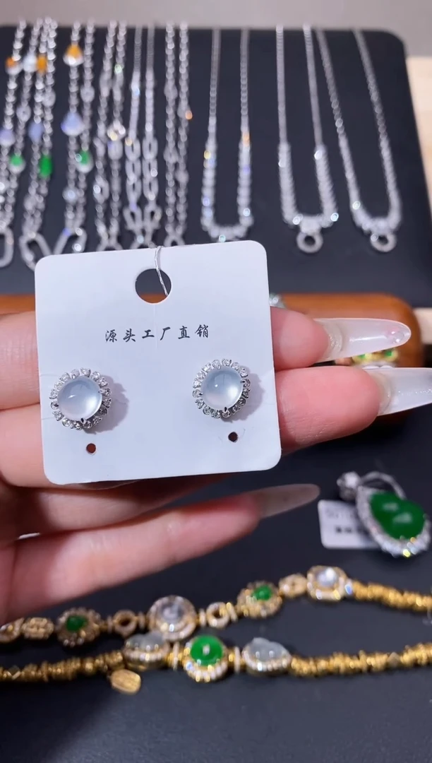 颈饰18K金镶嵌翡翠耳饰