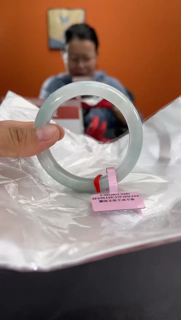 翡翠手镯未镶嵌翡翠手镯