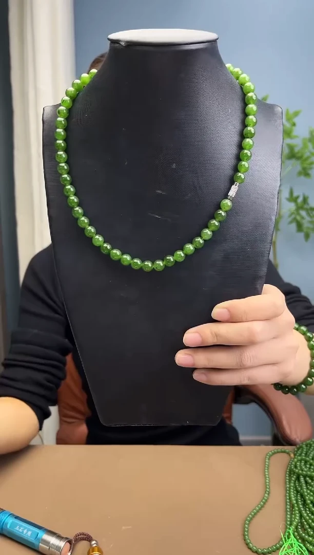 项链未镶嵌和田玉（碧玉）碧玉8mm阳绿妈妈链 有黑点