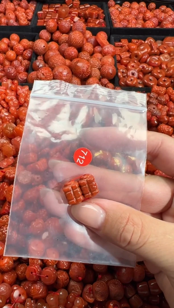 南红玛瑙未镶嵌颈饰1