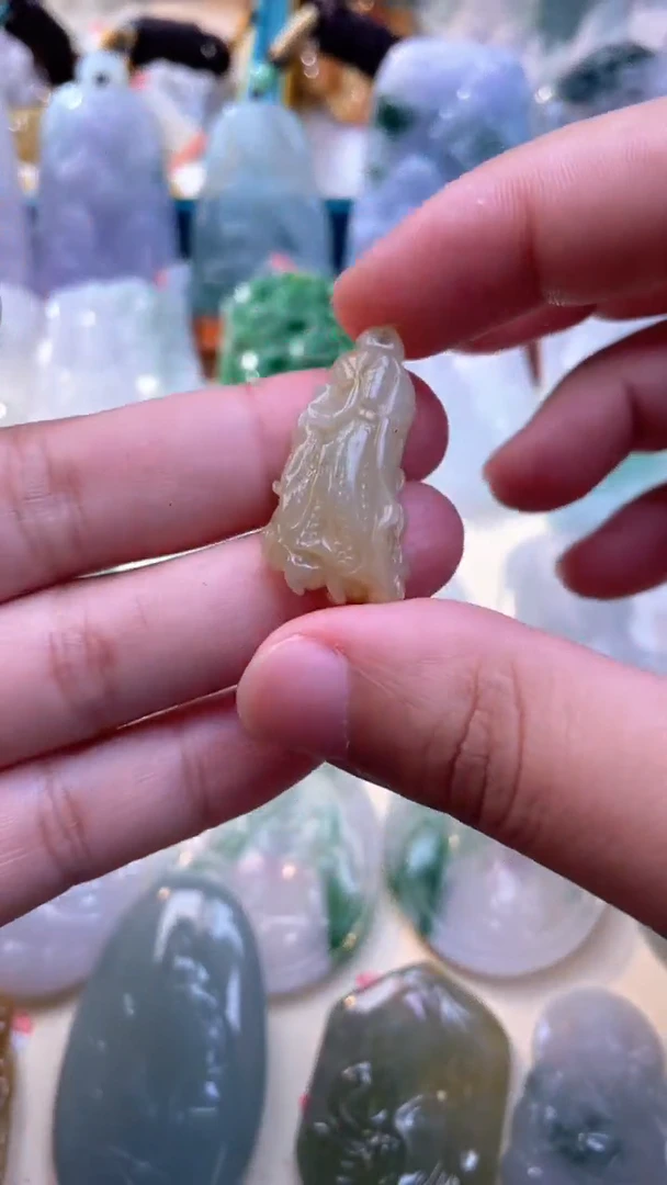翡翠未镶嵌颈饰百财