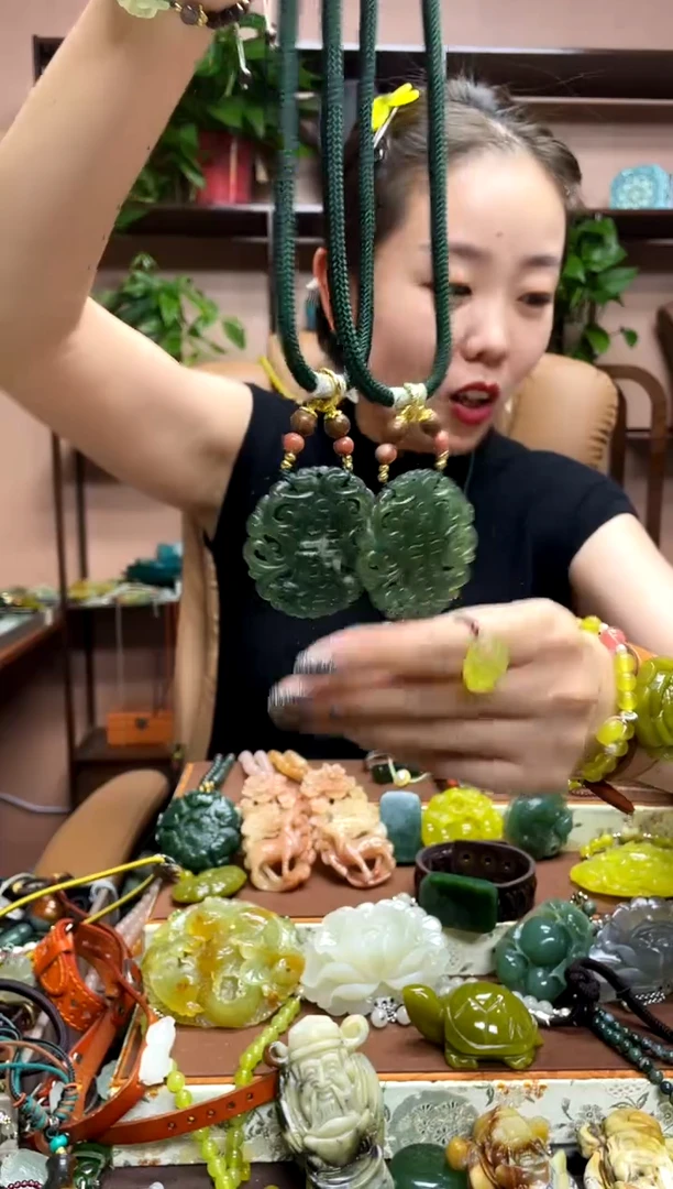 未镶嵌岫玉吊坠多样性发货发其中之一