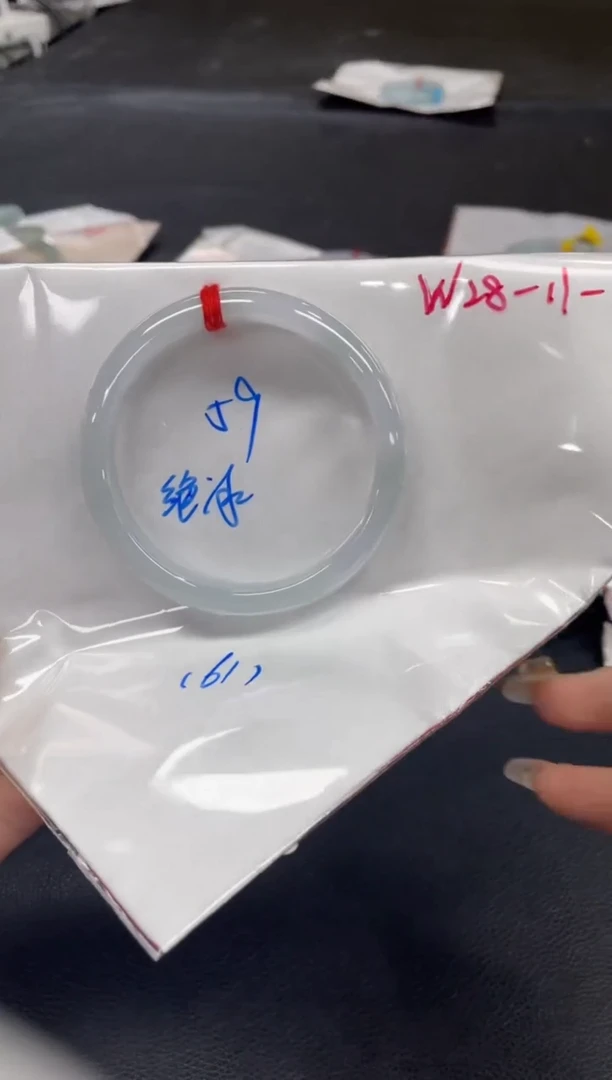 翡翠手镯未镶嵌翡翠手镯