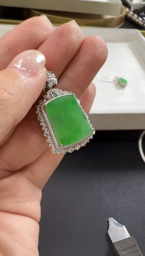 颈饰18K金镶嵌翡翠KGJH1128-047