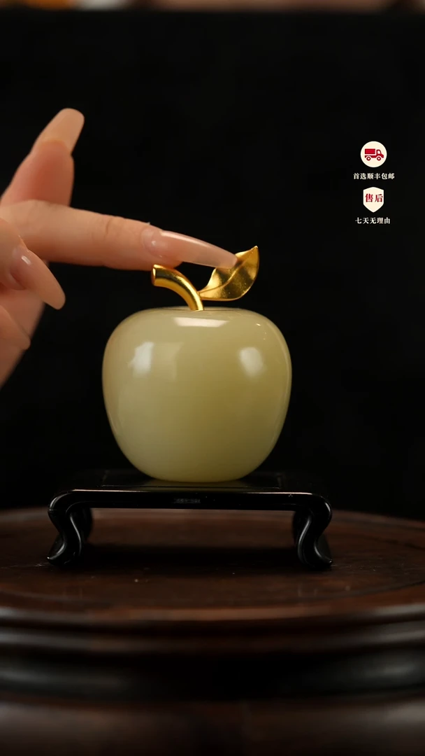 云南石竹叶青雕刻：平安果摆件