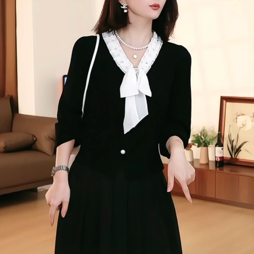 风气质轻奢高级感针织衫女早秋新款显瘦时尚撞色系带V领上
