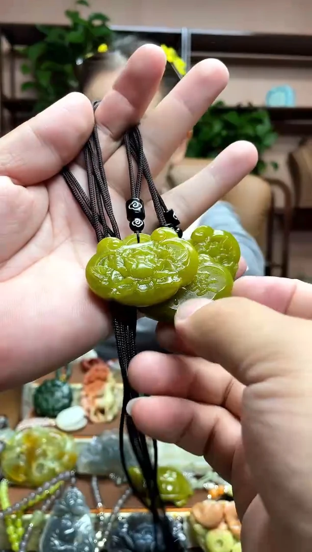 未镶嵌岫玉颈饰多样性发货发其中之一