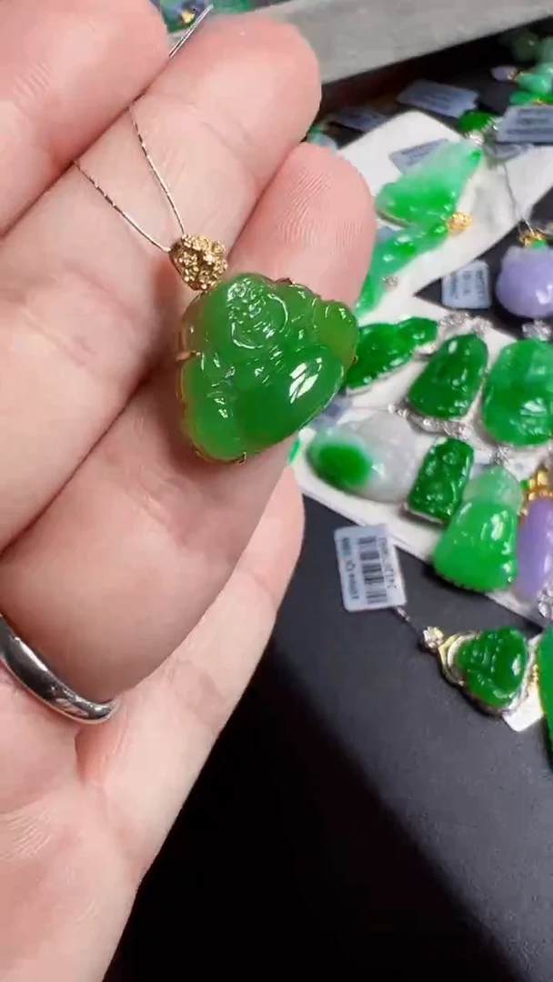 颈饰18K金镶嵌翡翠佛