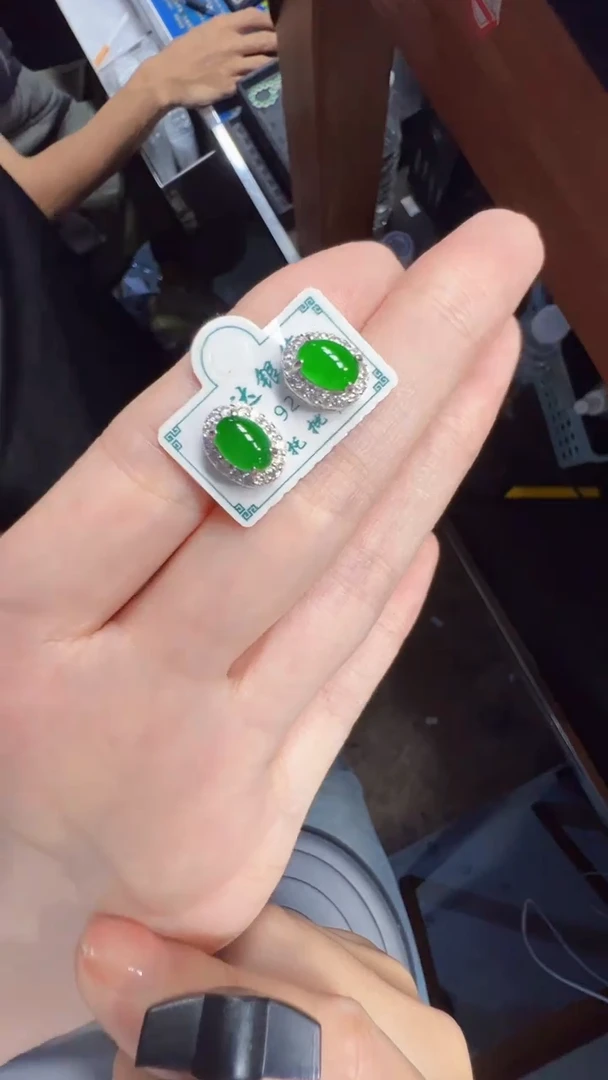 未镶嵌定制翡翠翡翠A货有轻微色差属于正常现象，耳钉多样性发货1