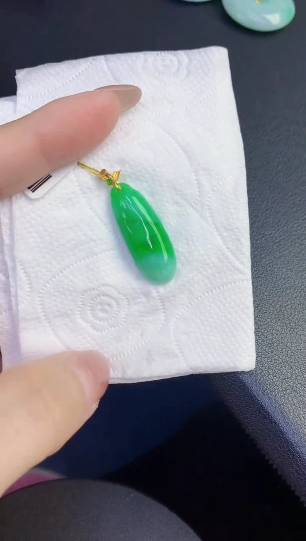 颈饰18K金镶嵌翡翠缅甸天然翡翠A货