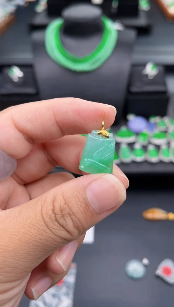 翡翠18K金镶嵌吊坠(不含链)多人