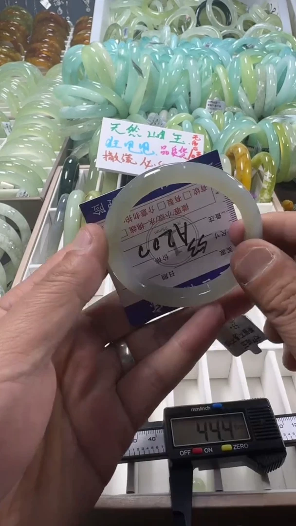 未镶嵌蛇纹石玉手镯1