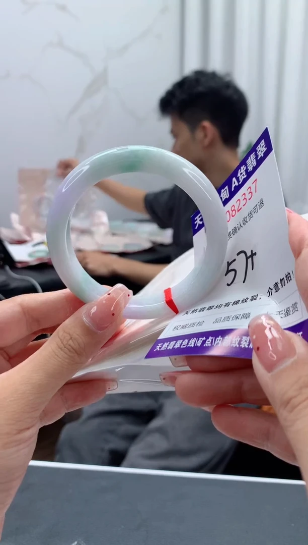 未镶嵌手镯翡翠有纹，完美者勿拍