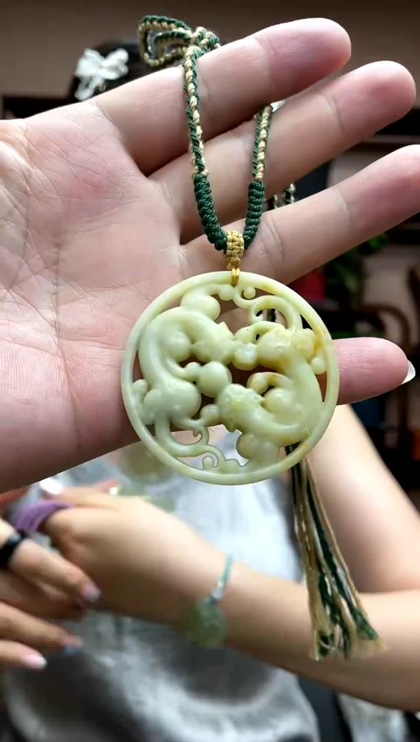 岫玉未镶嵌吊坠·