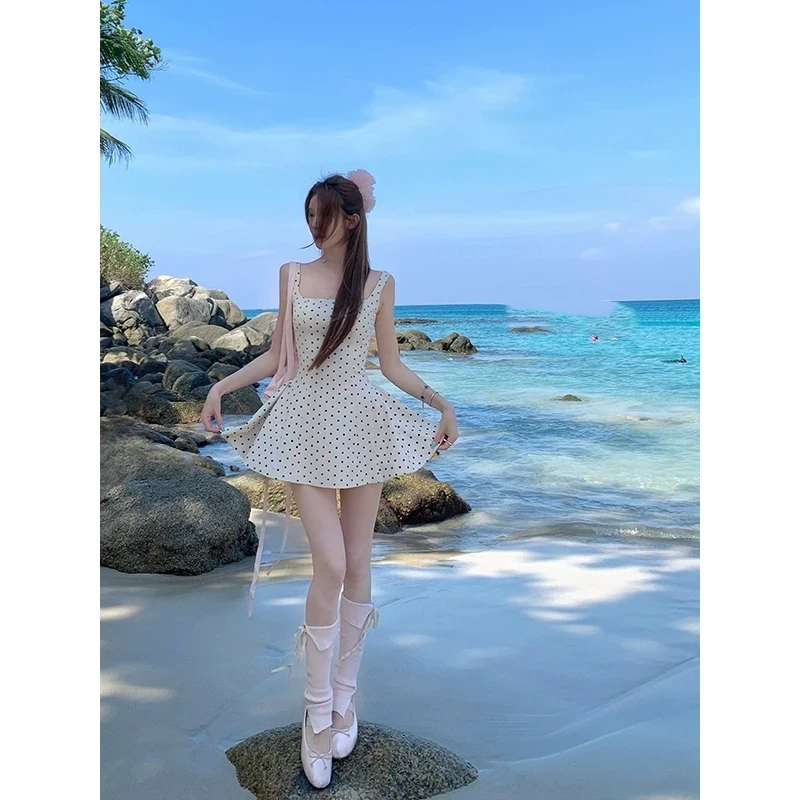 法式方领波点吊带连衣裙女春秋小个子收腰显瘦气质性感蓬蓬短裙子
