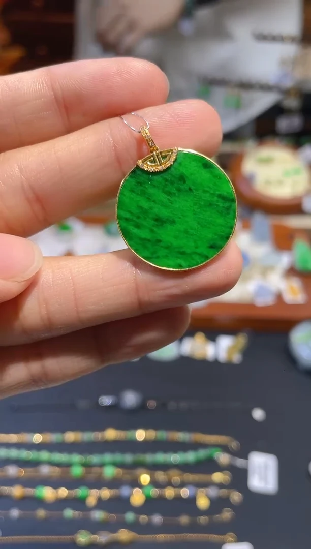 翡翠18K金镶嵌颈饰无事牌