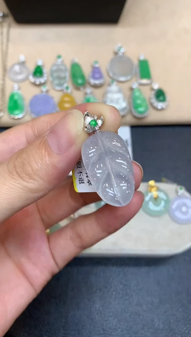 颈饰18K金镶嵌翡翠树叶【无服务费