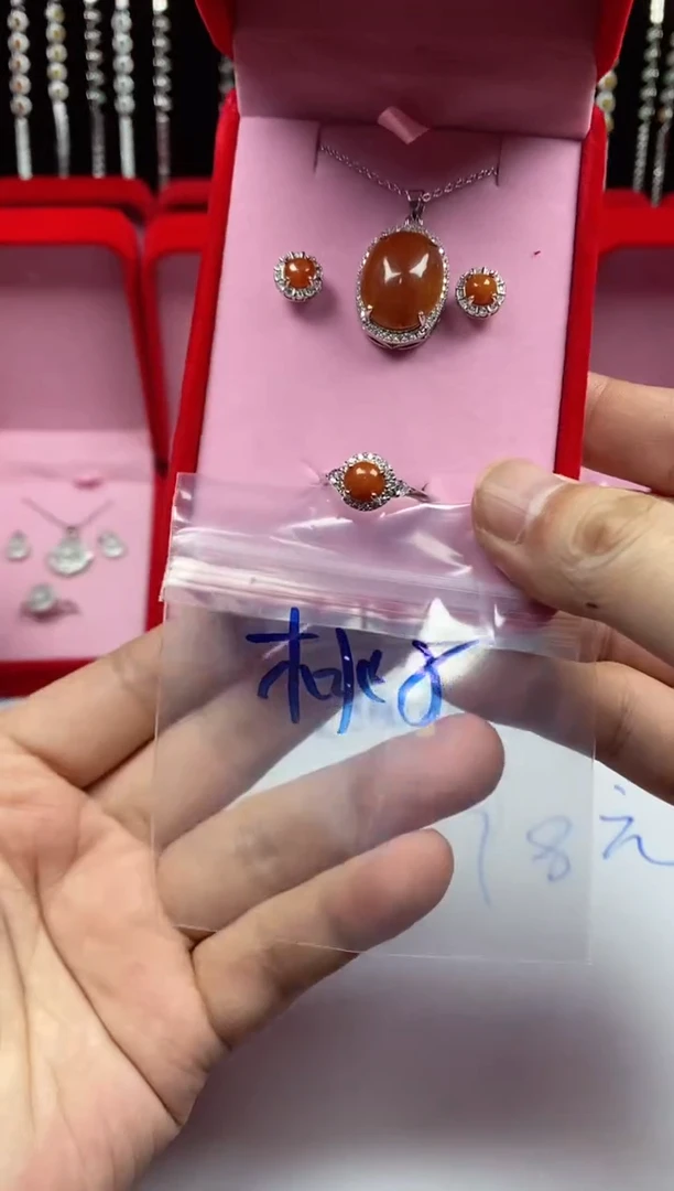 未镶嵌戒指翡翠?翡翠吊坠