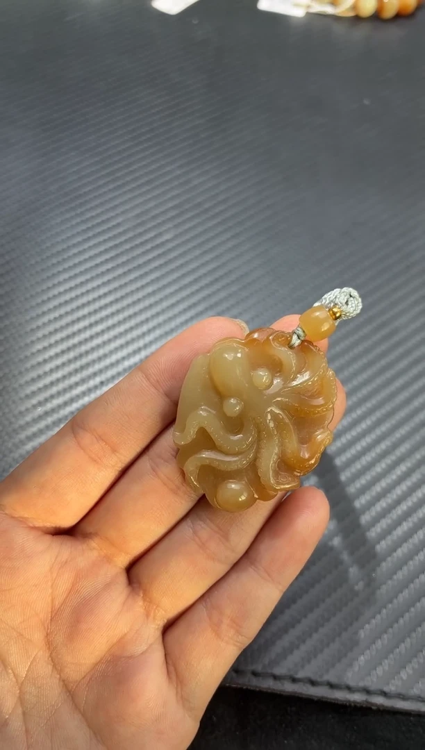 颈饰未镶嵌和田玉（糖玉）且末糖青白吊坠八方来财微色差