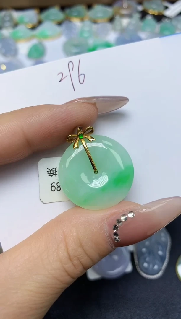 翡翠18K金镶嵌颈饰天然翡翠A货