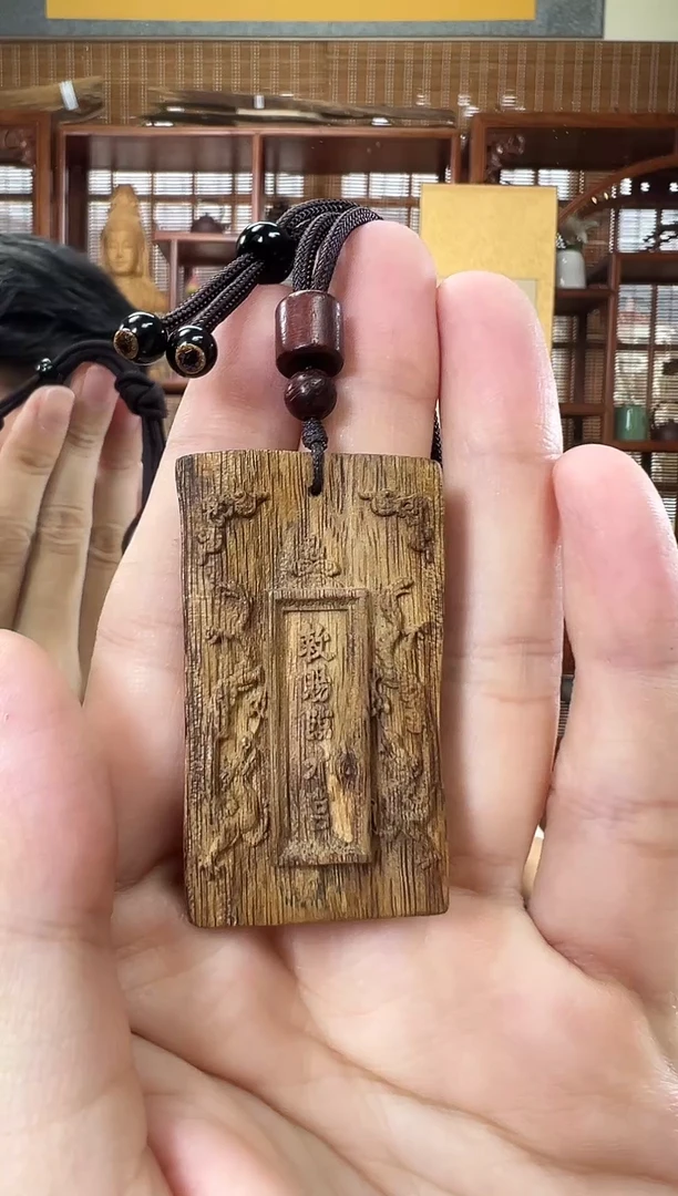 【闪购商品】沉香木手串海南黄金油雕刻牌