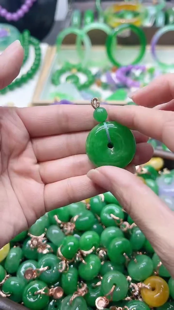 吊坠(赠链)未镶嵌翡翠满绿大面包扣