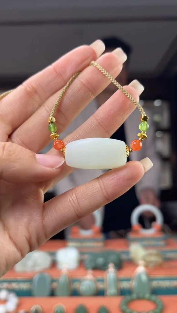 颈饰未镶嵌和田玉佩佩