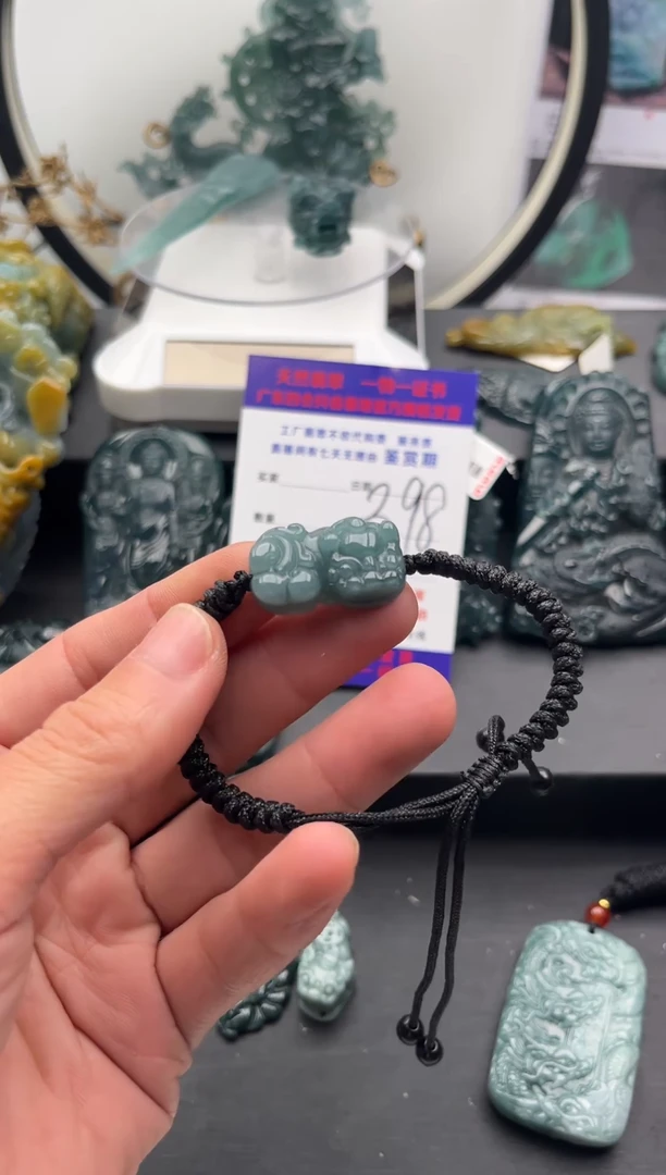 颈饰未镶嵌翡翠貔貅