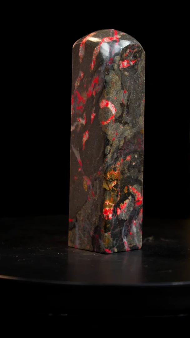 鸡血石牛角鸡血石