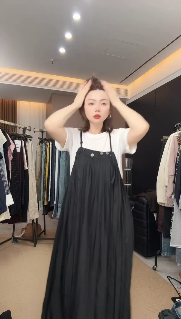 前面扣子吊带裙黑色