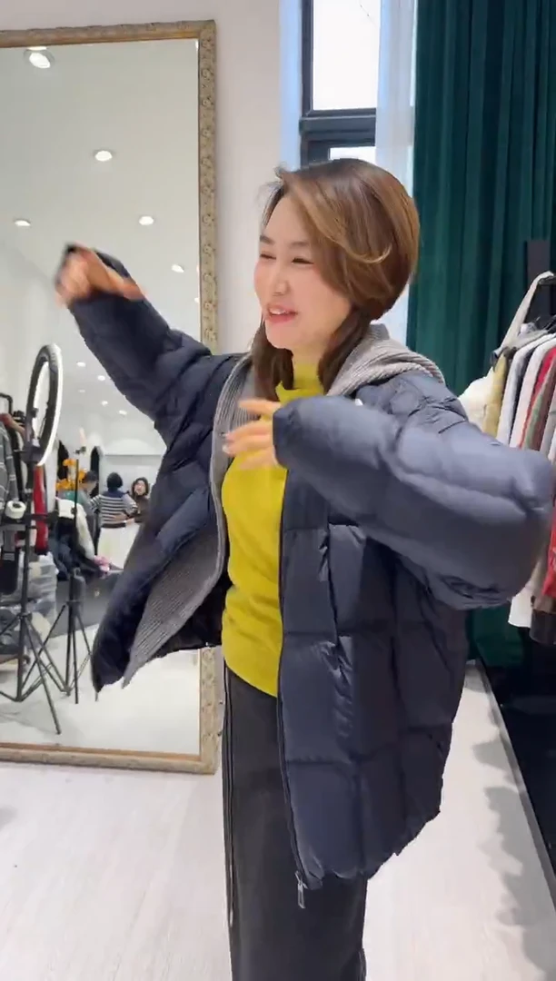 藏蓝色羽绒服设计师款