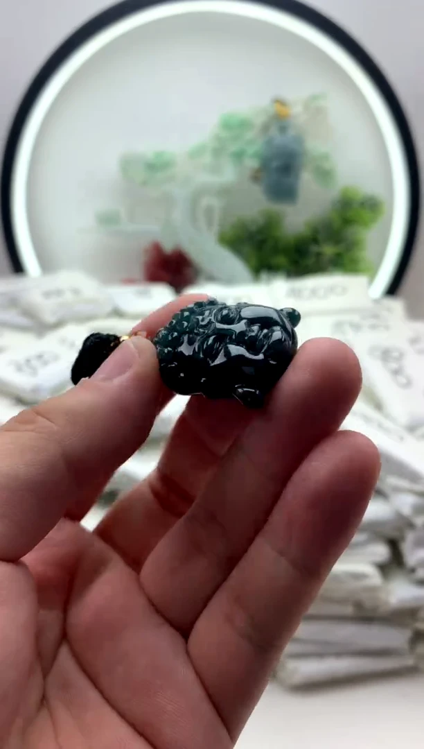 翡翠未镶嵌颈饰佛头