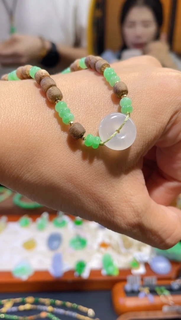 颈饰18K金镶嵌翡翠手链