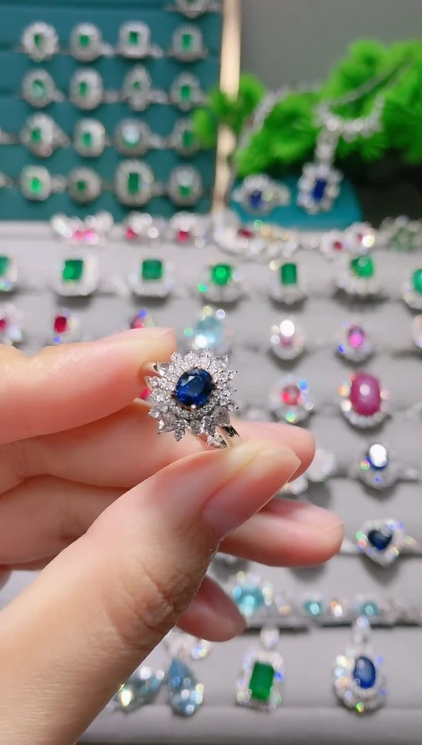 戒指蓝宝石18K金镶嵌.