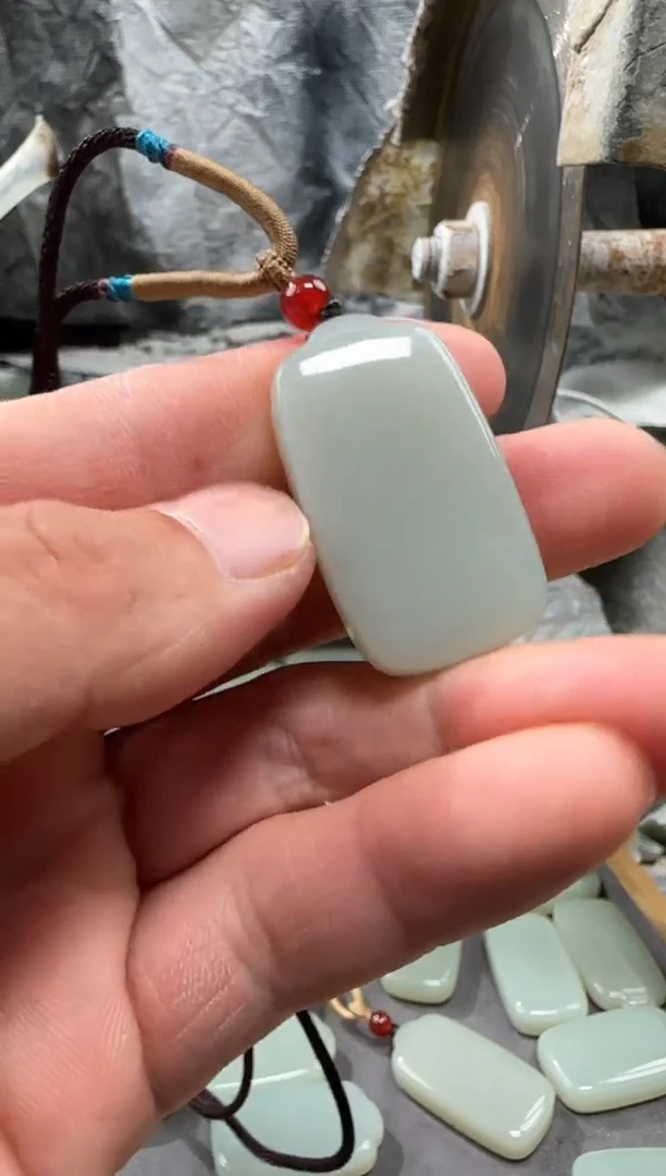 和田玉未镶嵌颈饰吊坠