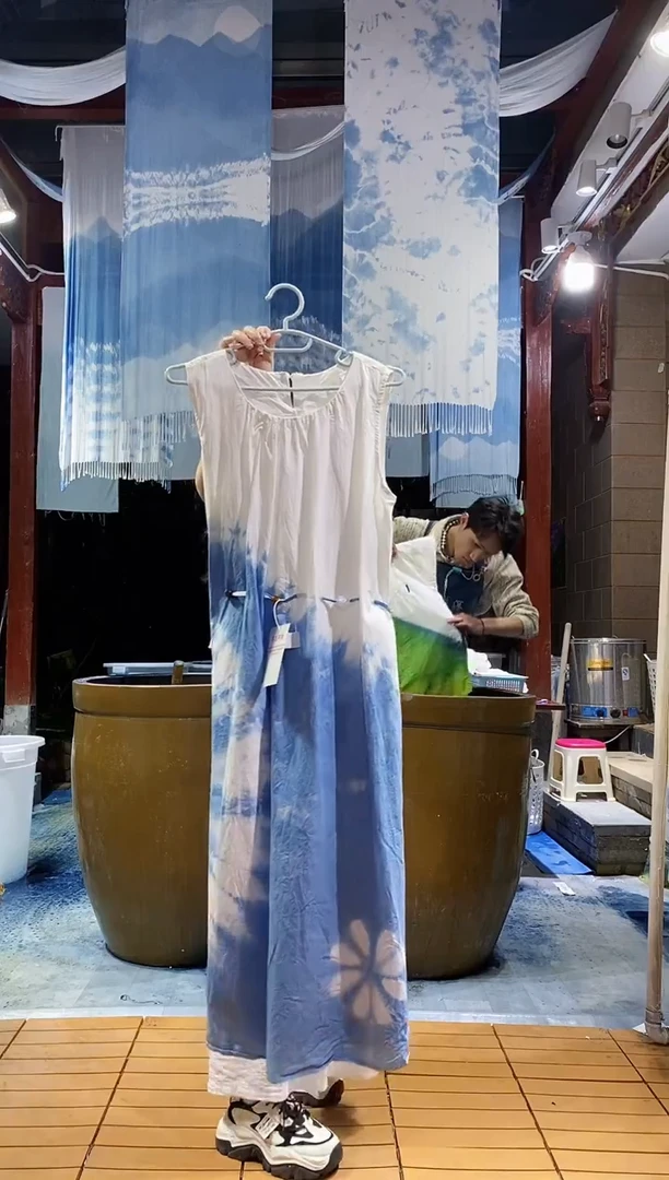 云浅蓝深 扎染服装 腰部木珠背心裙 压花