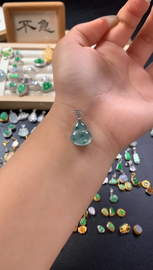 颈饰18K金镶嵌翡翠葫芦
