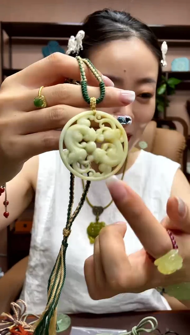 岫玉未镶嵌吊坠·