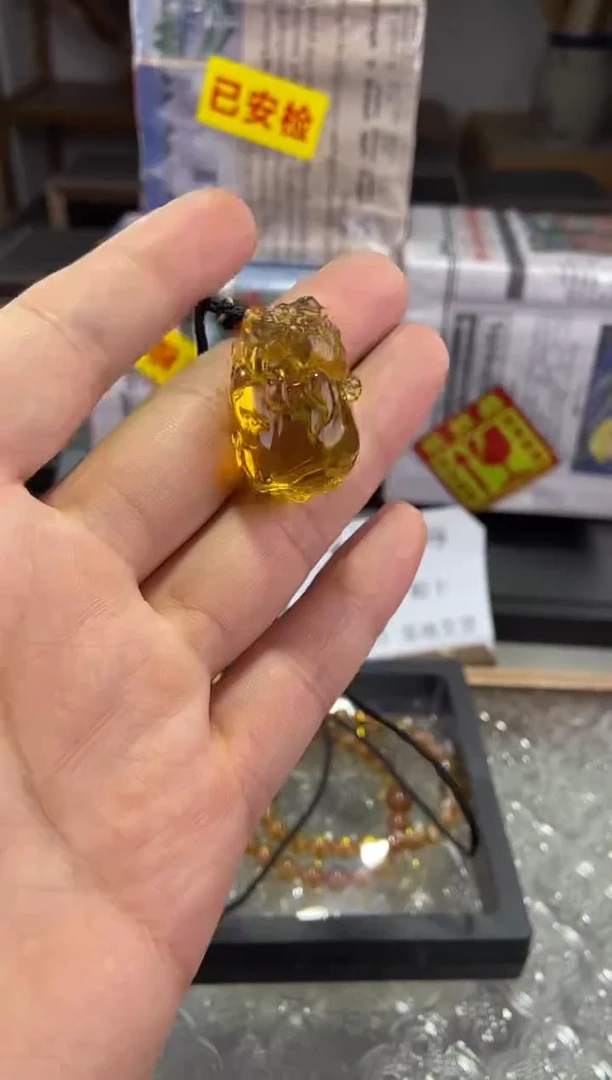 琥珀颈饰未镶嵌貔貅