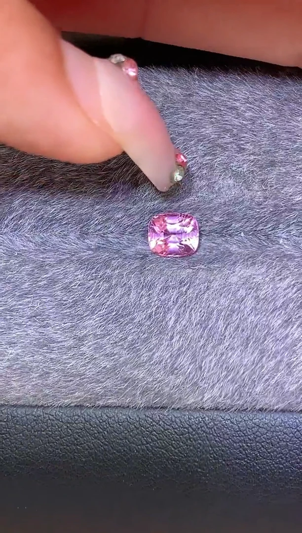 未镶嵌裸石定制尖晶石枕型 粉丁香色调 0.84ct