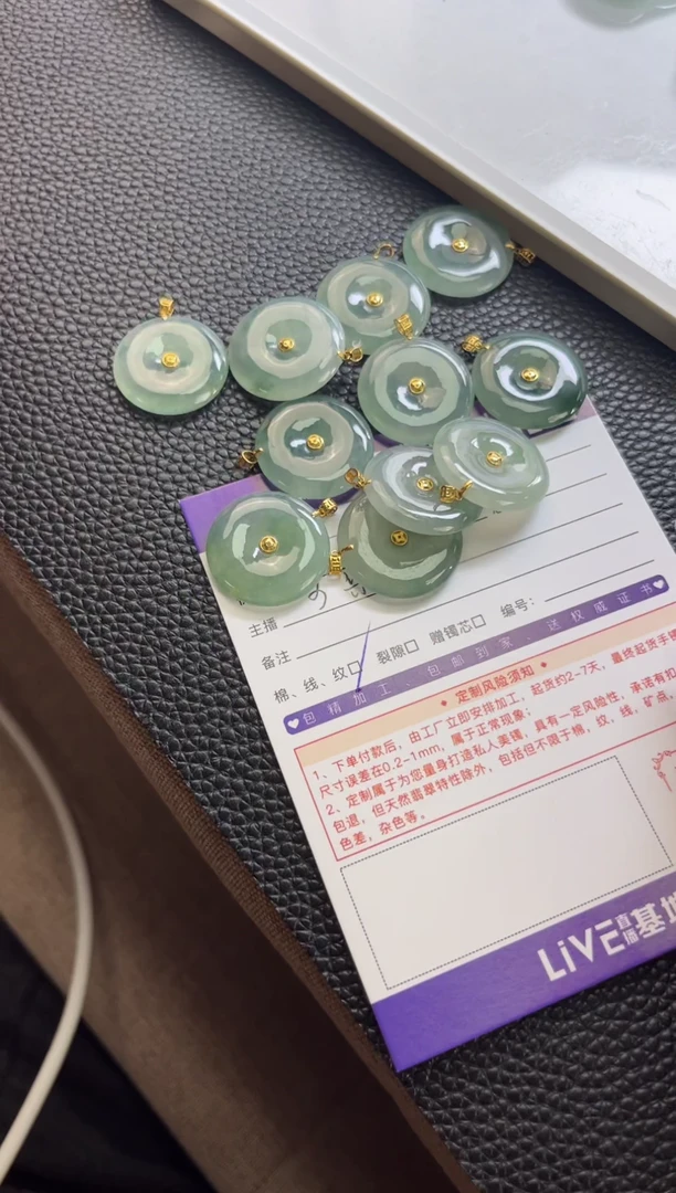 18K金镶嵌挂件翡翠/多样性发一件